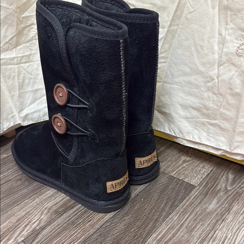 Black Winter Boots with Suede Exterior and Flat Sole